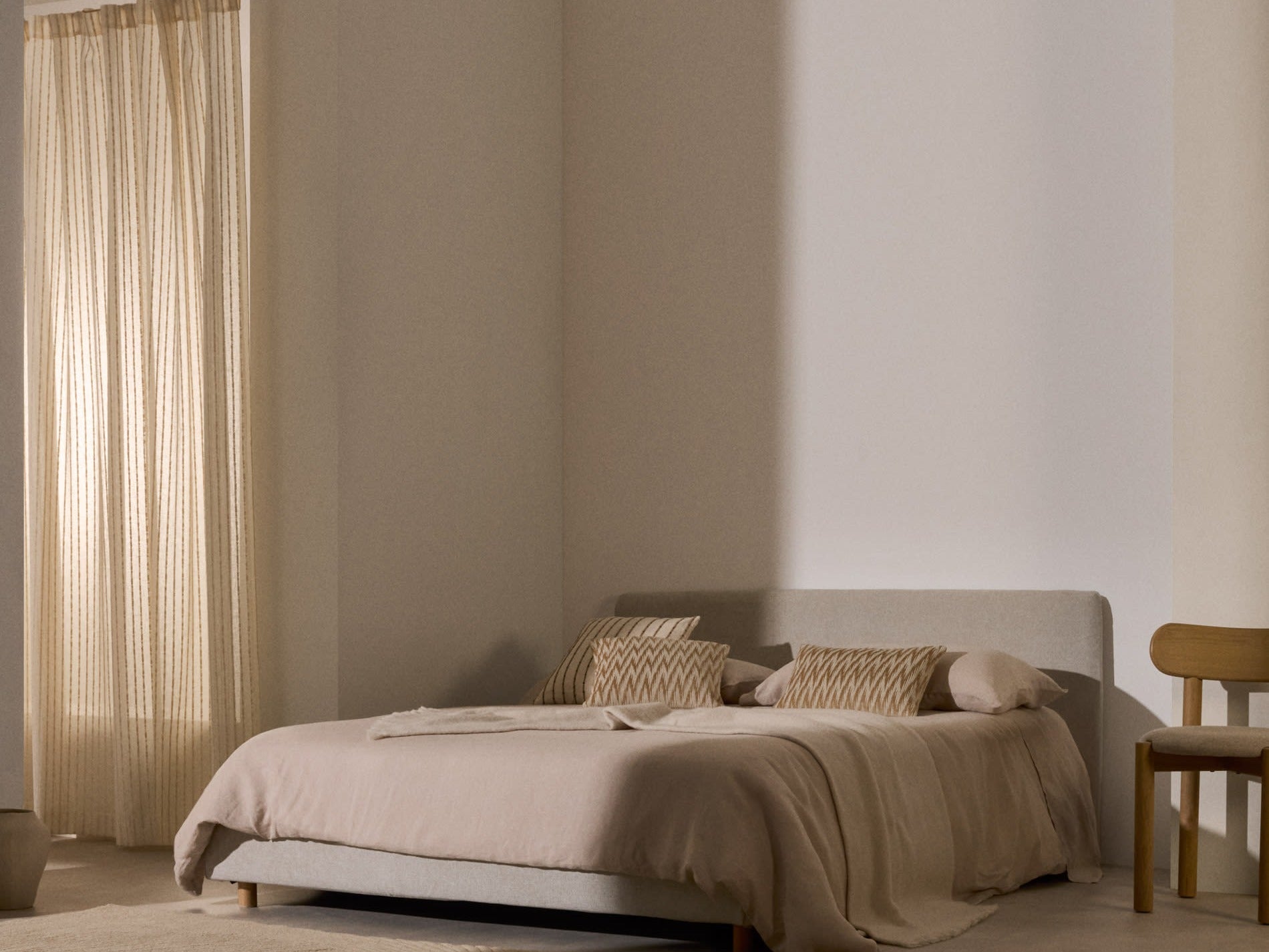 Elegante Valma Kollektion von Kave Home: stilvolle Möbel mit modernem Design und warmen Holztönen.