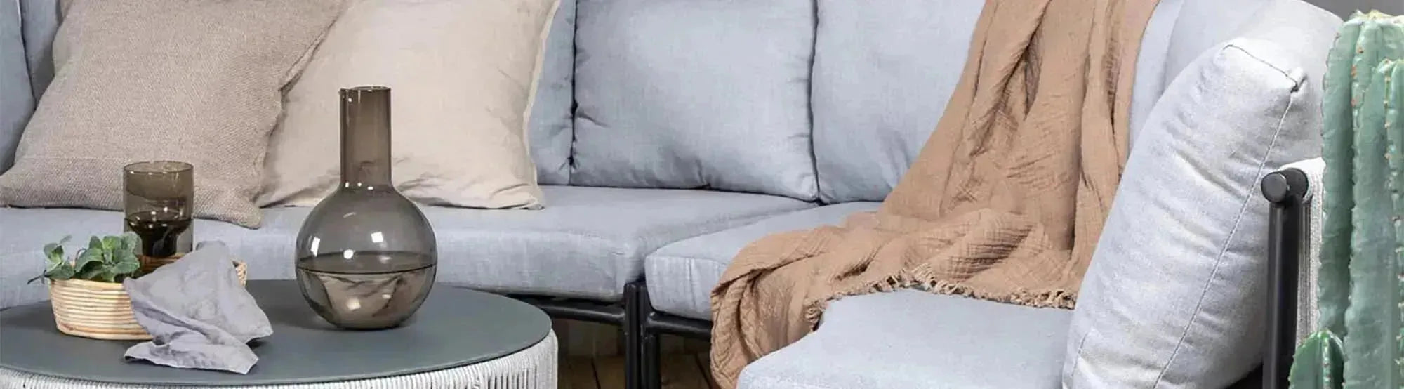 Virya Outdoor Möbel von Venture Home: modulare, wetterbeständige Sets mit pulverbeschichteten Aluminiumrahmen und hochwertigen Textilien.