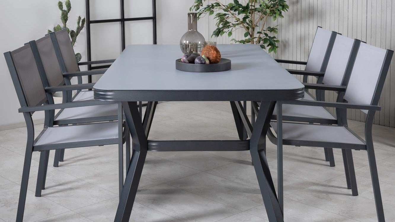 Virya Outdoor Möbel von Venture Home: modulare, wetterbeständige Sets mit pulverbeschichteten Aluminiumrahmen und hochwertigen Textilien.