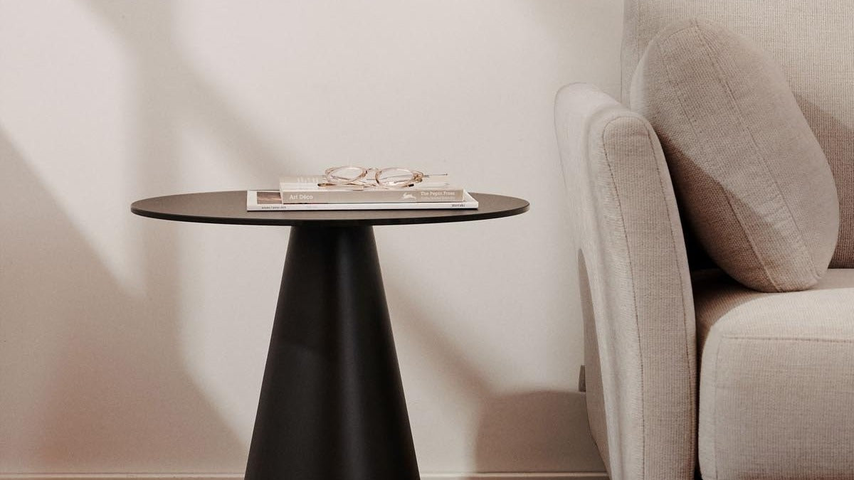 Elegante Wilshire Kollektion von Kave Home: stilvolle Möbel mit modernem Design und warmen Holztönen.
