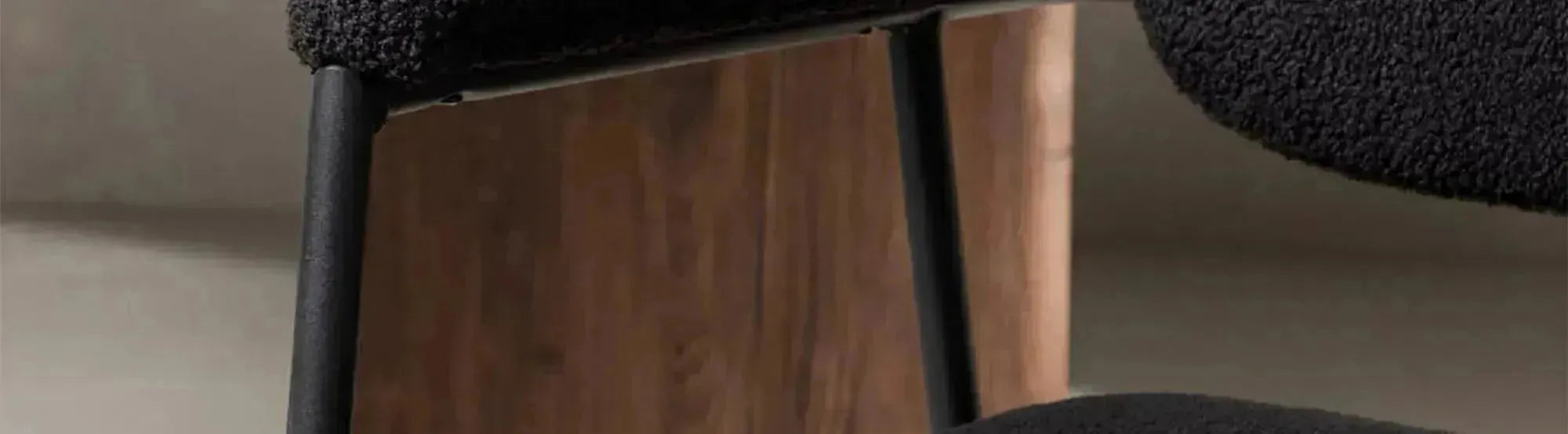 Entdecke die stilvolle Stuhlserie Yesterday von Venture Home. Zeitlose Eleganz, hoher Sitzkomfort und nachhaltige Materialien für dein Zuhause.