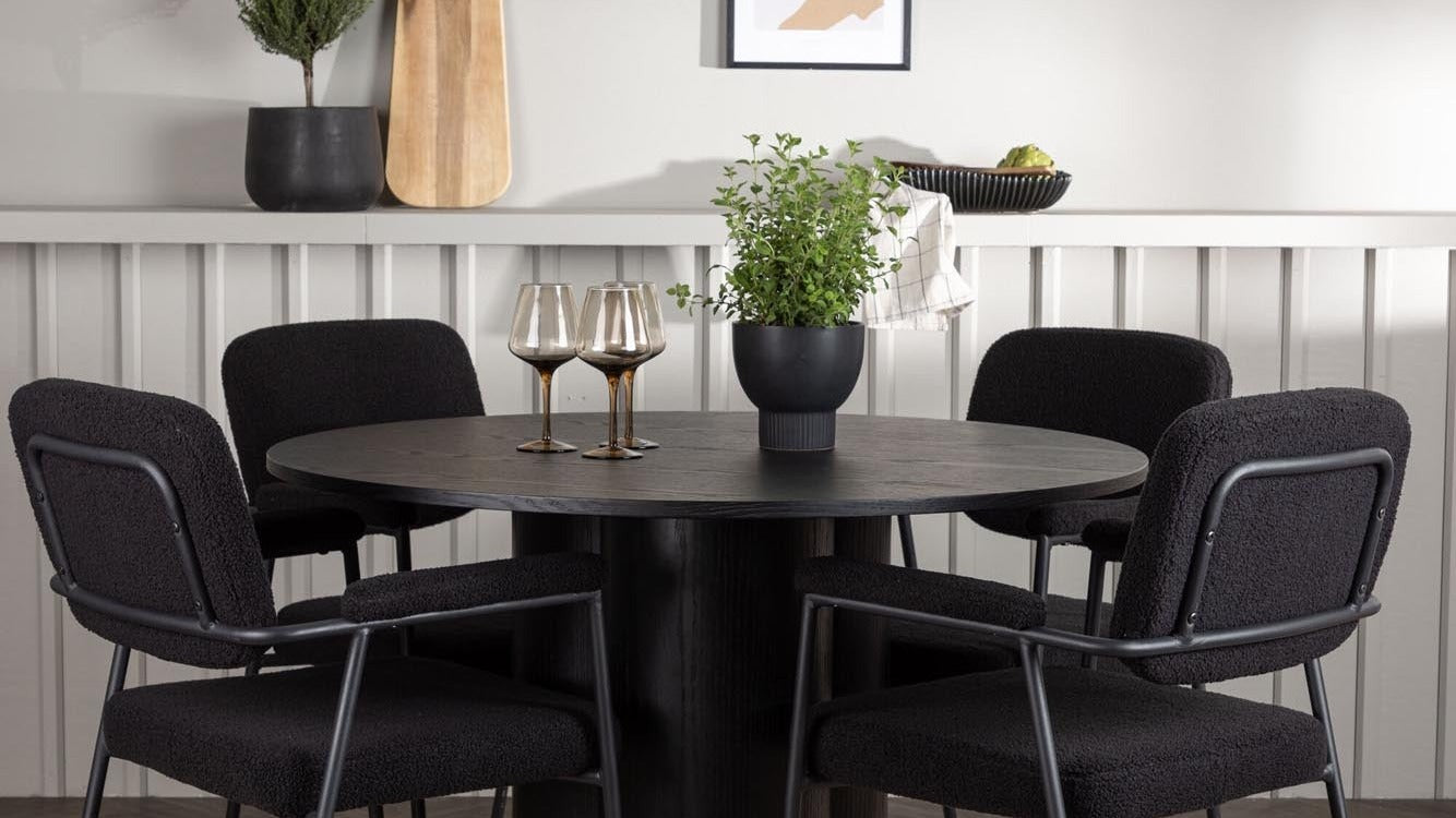 Entdecke die stilvolle Stuhlserie Yesterday von Venture Home. Zeitlose Eleganz, hoher Sitzkomfort und nachhaltige Materialien für dein Zuhause.