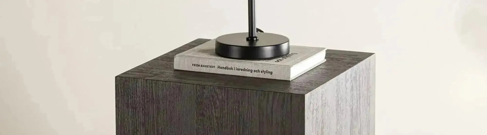 Entdecke die elegante York-Serie von Venture Home: stilvolle Sofatische aus hochwertigen Materialien, vielseitig und funktional für jedes Wohnzimmer.