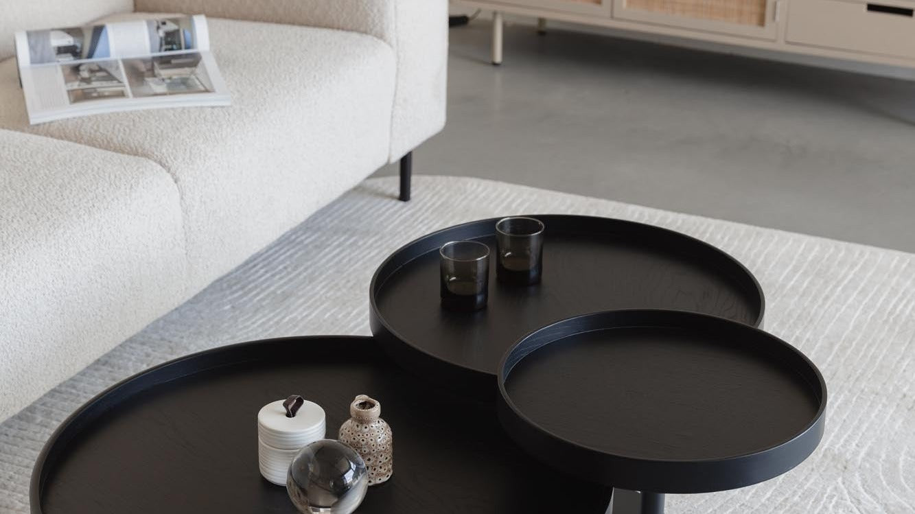 Entdecke die elegante Tischserie Yuri von White Label Living. Zeitloses Design, vielseitig und pflegeleicht – perfekt für jeden Anlass!