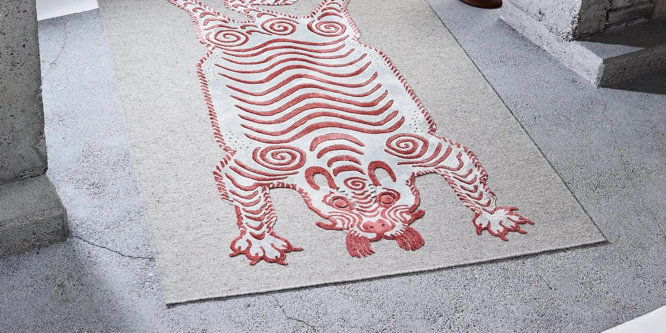 Entdecken Sie die ZigZagZurich Kollektion bei KAQTU: kunstvolle Wohntextilien mit einzigartigen Designs, hochwertigen Materialien und lebendigen Mustern.