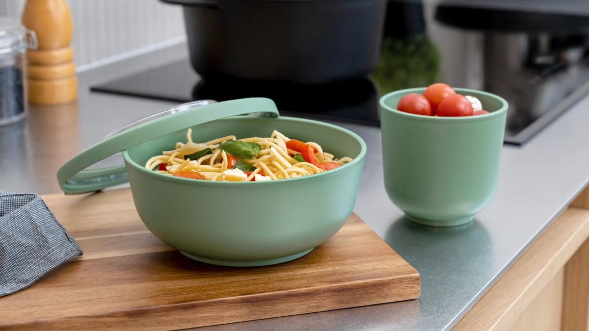 Tylla Bowls von Amuse in Sage, Peach, Oat, Lavender und Charcoal, gefüllt mit Snacks und Salat auf einem Küchentisch