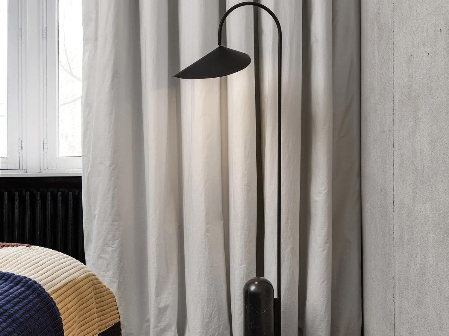 Entdecke die Arum Leuchten von Ferm Living: Elegante Designs, inspiriert von der Arum-Lilie, bringen warmes Licht und natürliche Schönheit in dein Zuhause.