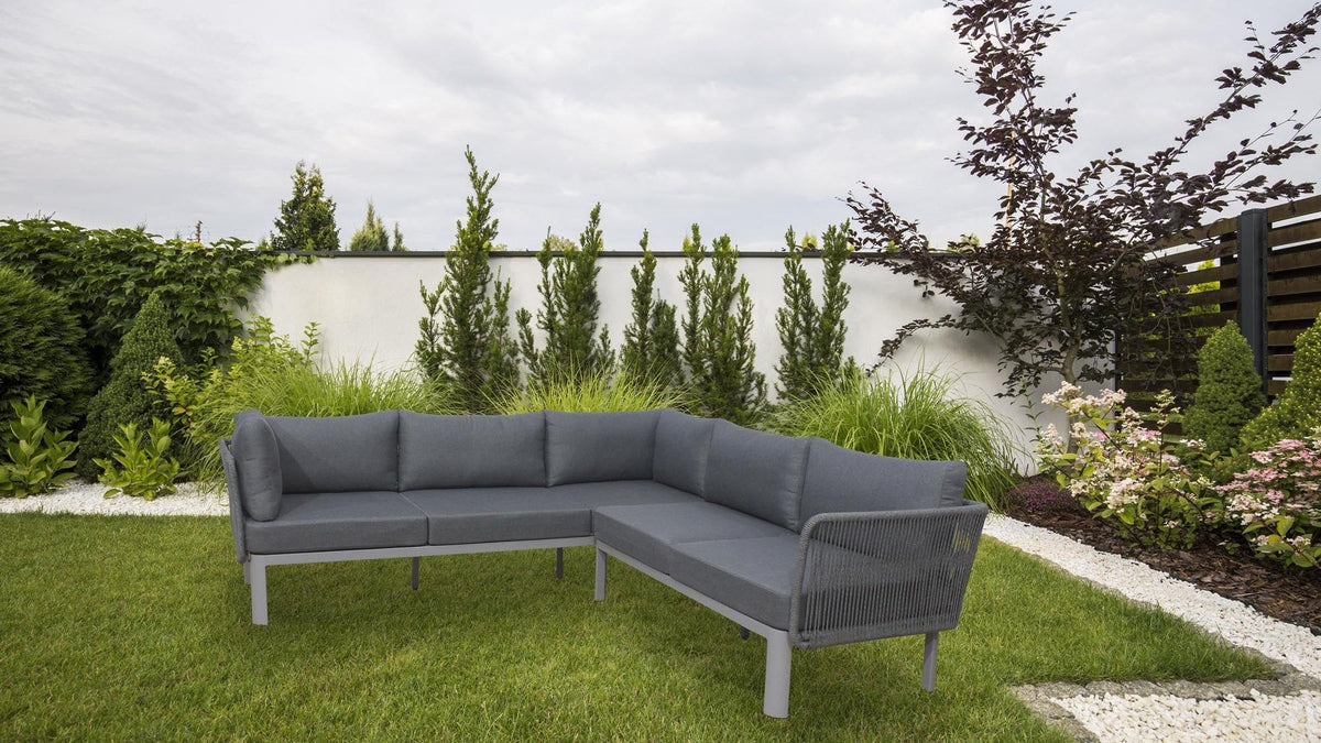 Loungegruppe Madrid von Be Garden mit grauem Gestell, hellgrauen Kissen und Ablage aus Akazienholz in Teakoptik
