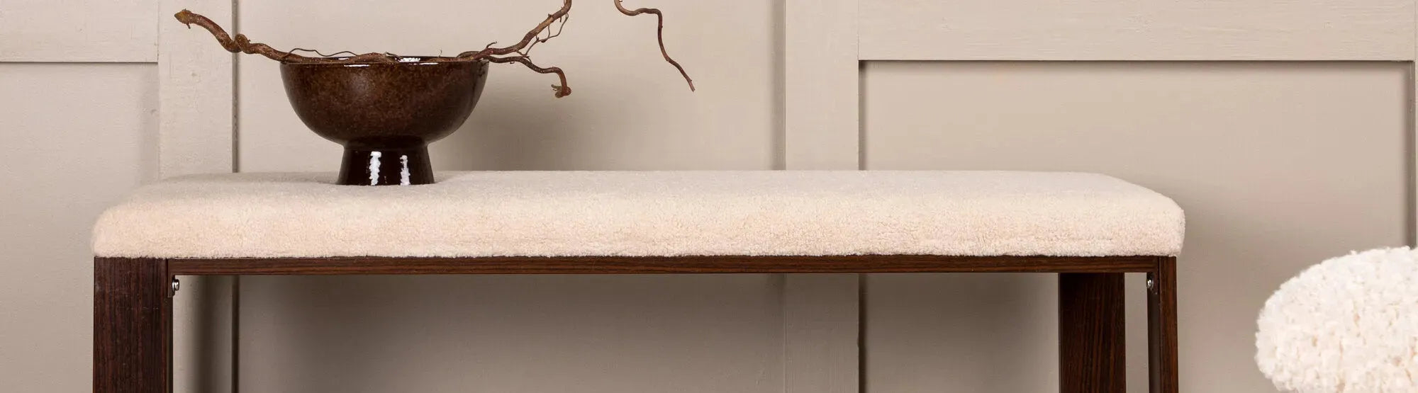 Entdecke die stilvollen Bettbänke von KAQTU – perfekte Kombination aus Design und Funktionalität für dein Schlafzimmer. Ordnung und Komfort garantiert!