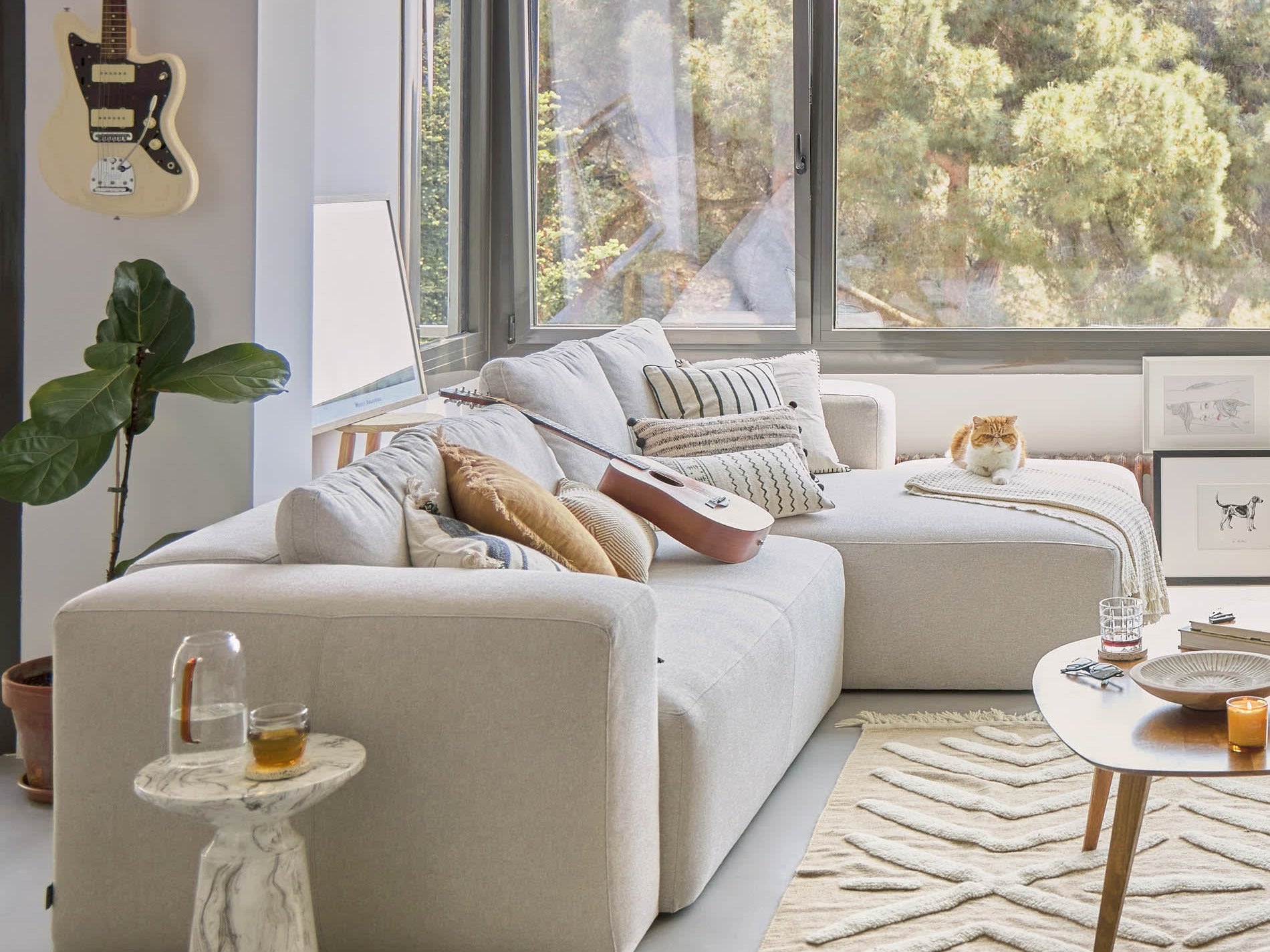 Elegantes Bestseller Chaise Longue Sofa in modernem Design, ideal für stilvolle Wohnräume und Entspannung.