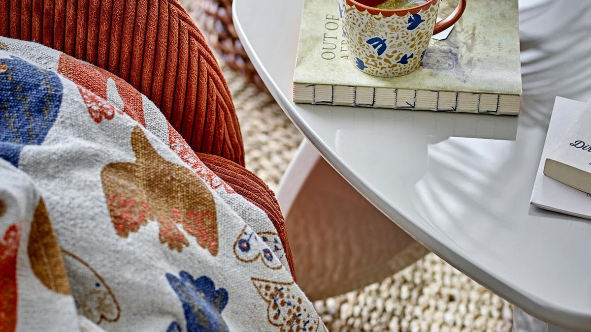 Bloomingville Anniversary Serie mit bunten Schalen und Tellern aus Steingut, oranger Glasvase und brauner Tasse