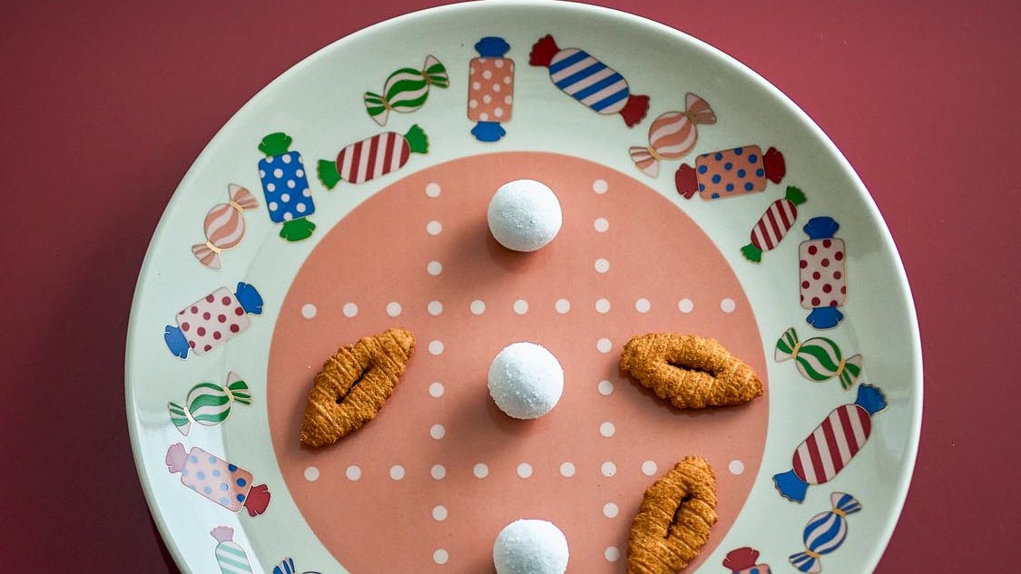 Caramella Kollektion von Bloomingville: Teller, Servierplatte und Tasse aus Steingut in Rosa mit Bonbonmotiven