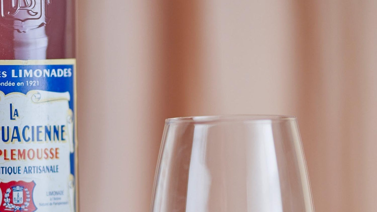 Misa Gläser von Bloomingville mit Figuren am Boden, dazu Rührstäbchen und Buttermesser aus rotem Glas
