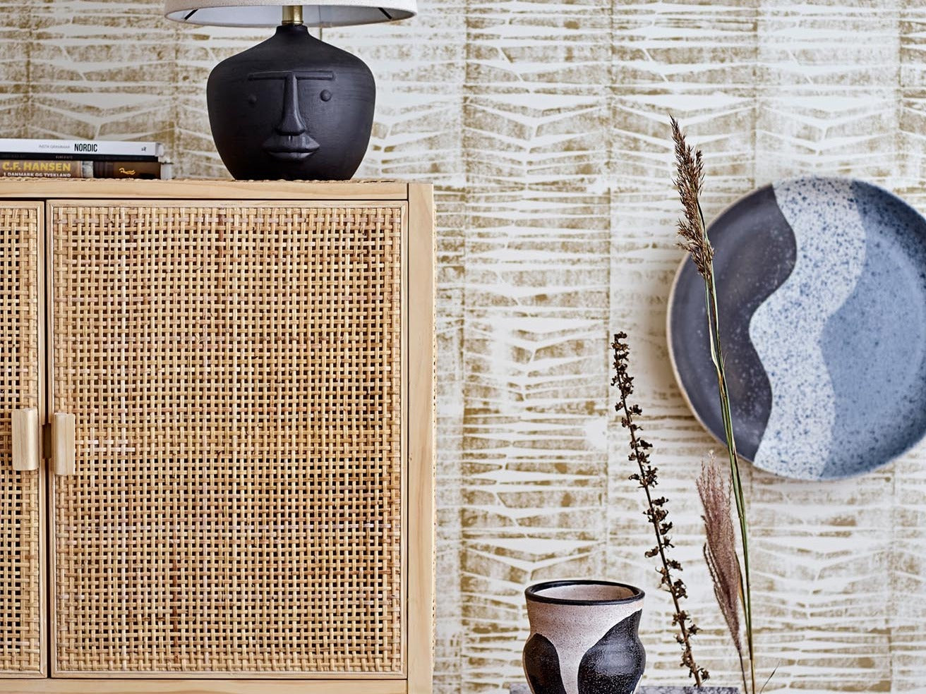 Bloomingville – Skandinavisches Design, Wabi Sabi & Vintage-Deko für Zuhause: Geschirrserien, Vasen, Kissen, Teppiche & Möbel aus Naturmaterialien.