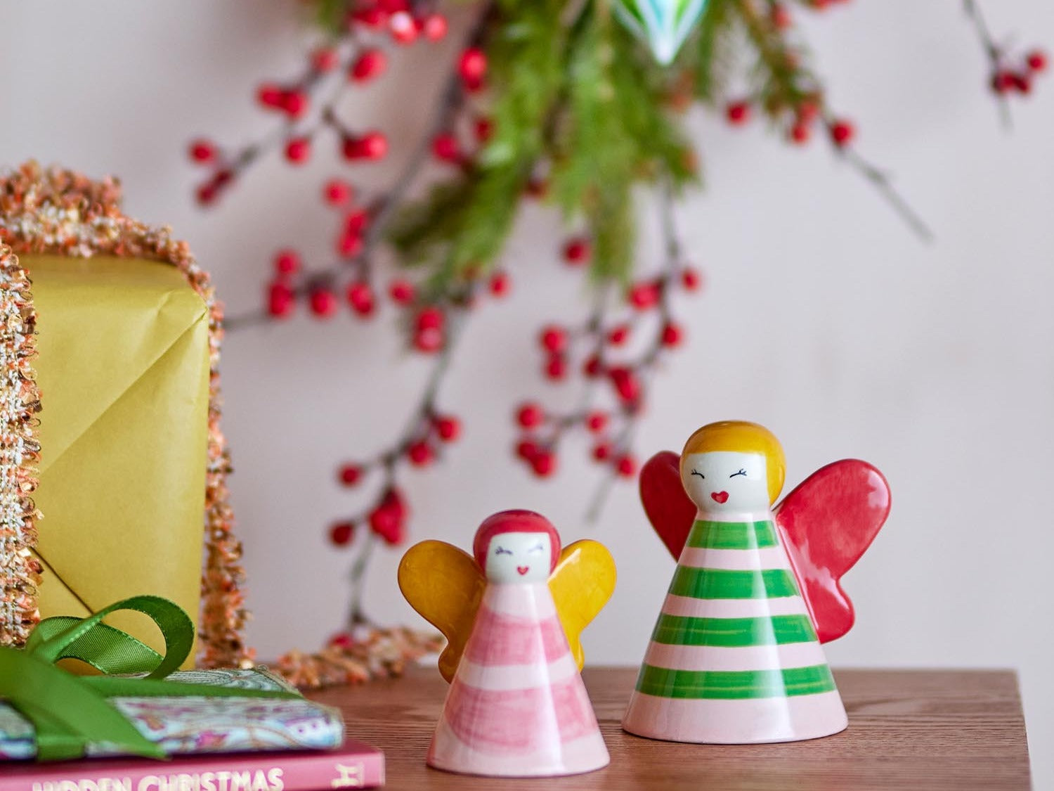 Elegante Bloomingville Deko-Kollektion mit stilvollen Vasen, Kerzenhaltern und natürlichen Akzenten für ein modernes Zuhause.