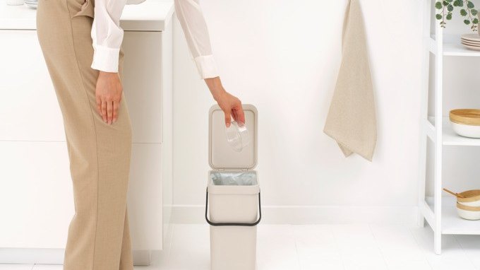 Brabantia Sort&Go Mülleimer in Jade Green, Mint und Grau in verschiedenen Grössen zur Abfalltrennung in der Küche