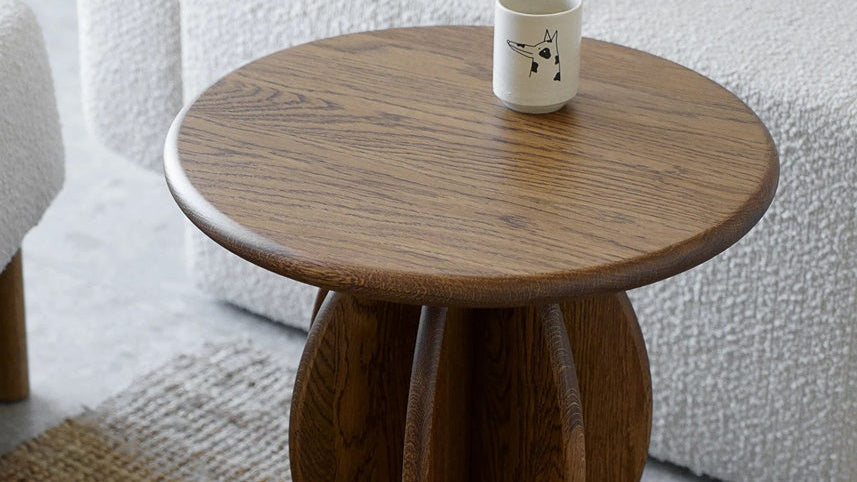 Citrus Tisch von Tamo aus Massivholz mit harmonisch gerundeter Form