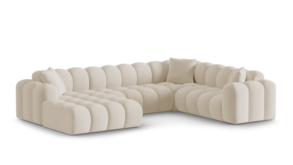 Sofas und Pouf der Treno Kollektion von Cosmopolitan Design in einem modernen Wohnbereich
