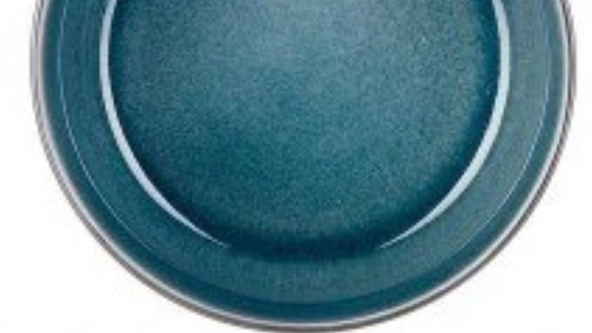 Quintana Geschirr von Cosy & Trendy in Blau: Teller, Schüssel, Kanne und Tassen aus Porzellan auf einem gedeckten Tisch