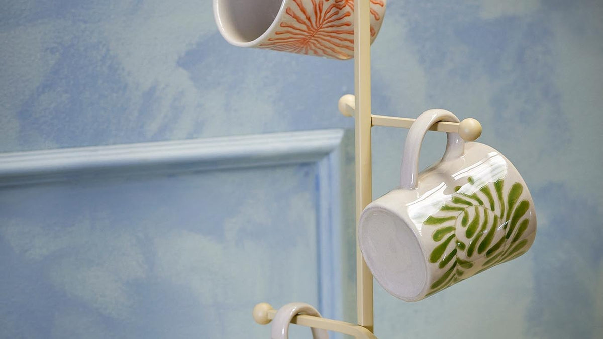 Handbemaltes Fauni Geschirr von Creative Collection aus Steingut: Teller, Tasse und Krug mit Blattmotiv in Grün und Gelb