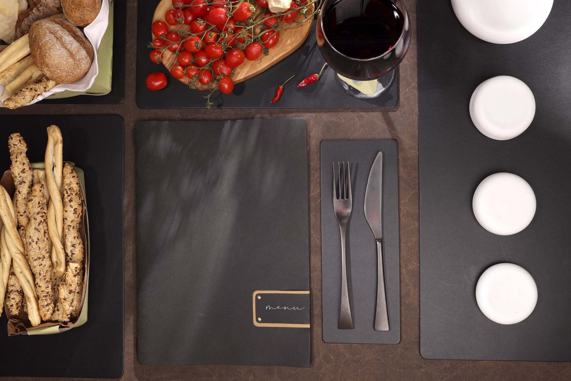 Ein Tisch mit Messer, Gabel und Weingläsern.