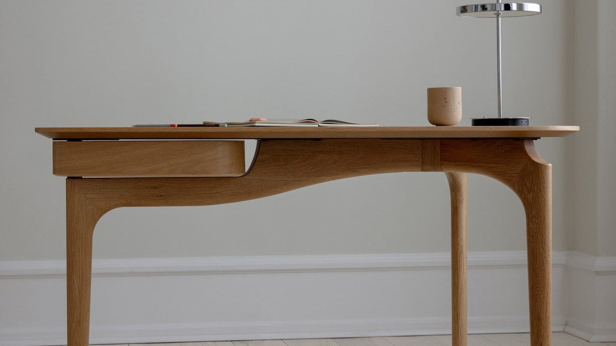 Moderner Bürotisch aus Holz mit minimalistischer Ästhetik, ideal für stilvolle Arbeitsumgebungen.