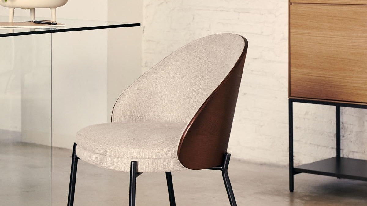 Entdecke die Eamy Kollektion von Kave Home: stilvolle Stühle und Sessel mit organischem Design, gepolstertem Komfort und Holzcharme.