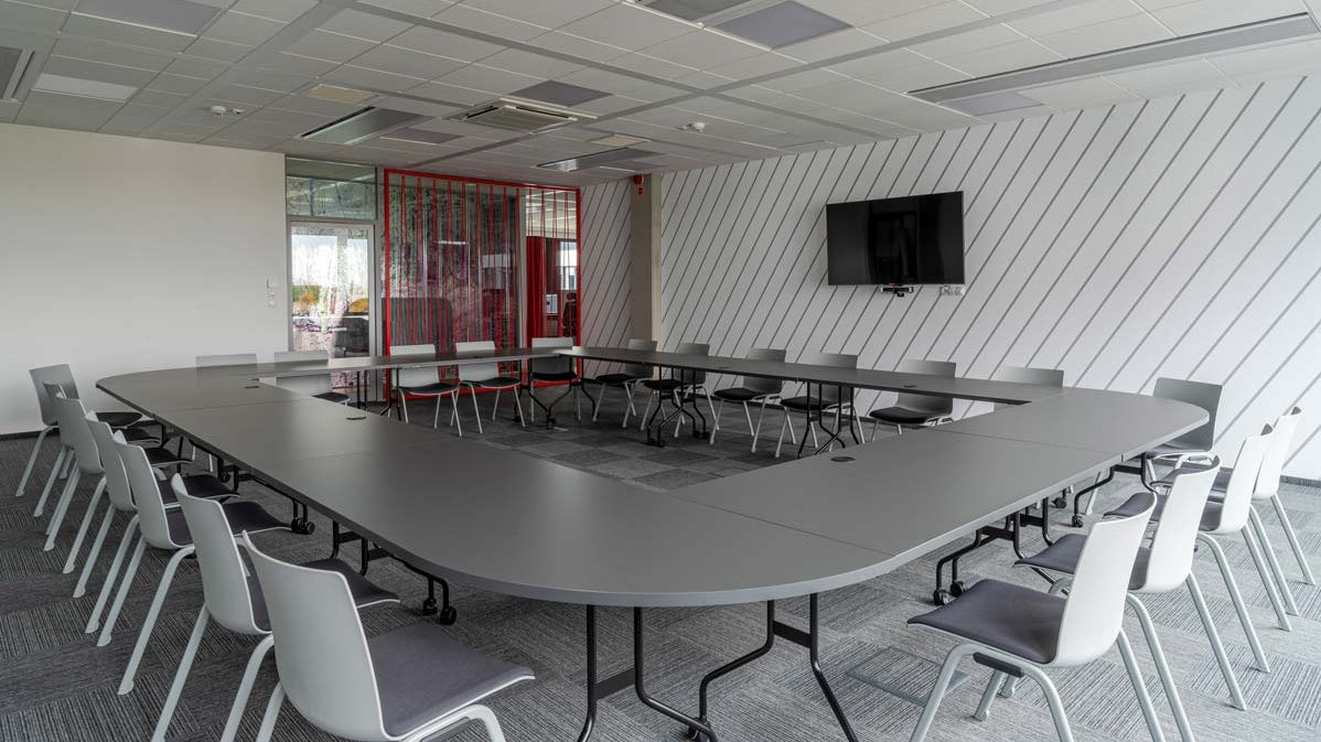 Klappbarer Easy Konferenztisch von MDD für flexible Meetingräume