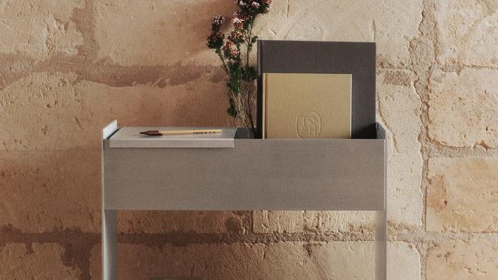 Ferm Living Lager Wandregal und Rollwagen aus gebürstetem Aluminium in einem hellen Wohnraum