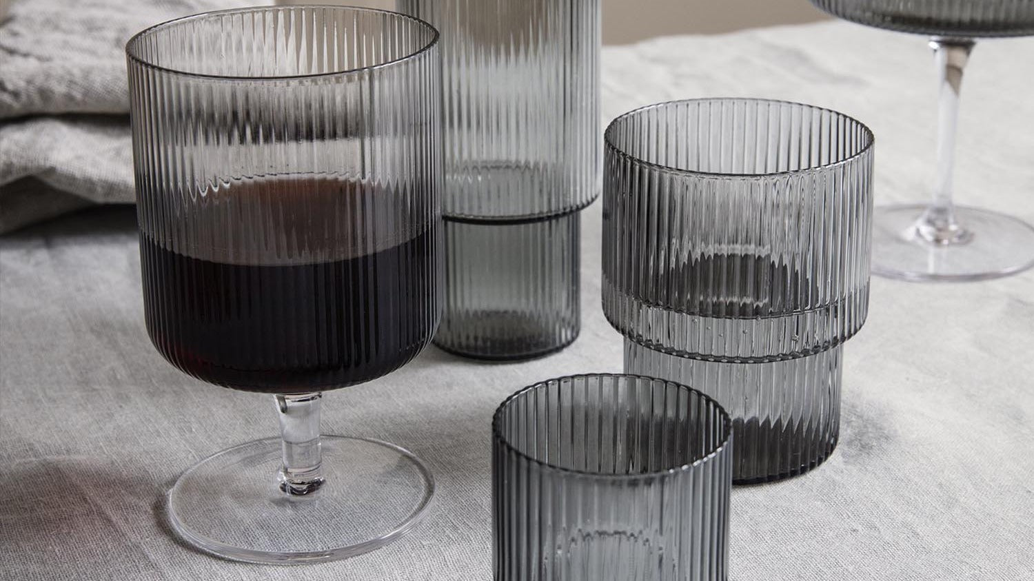 Entdecke die eleganten Ripple Gläser von Ferm Living. Handgefertigt, einzigartig und perfekt für jeden Anlass – Stil und Funktionalität vereint!