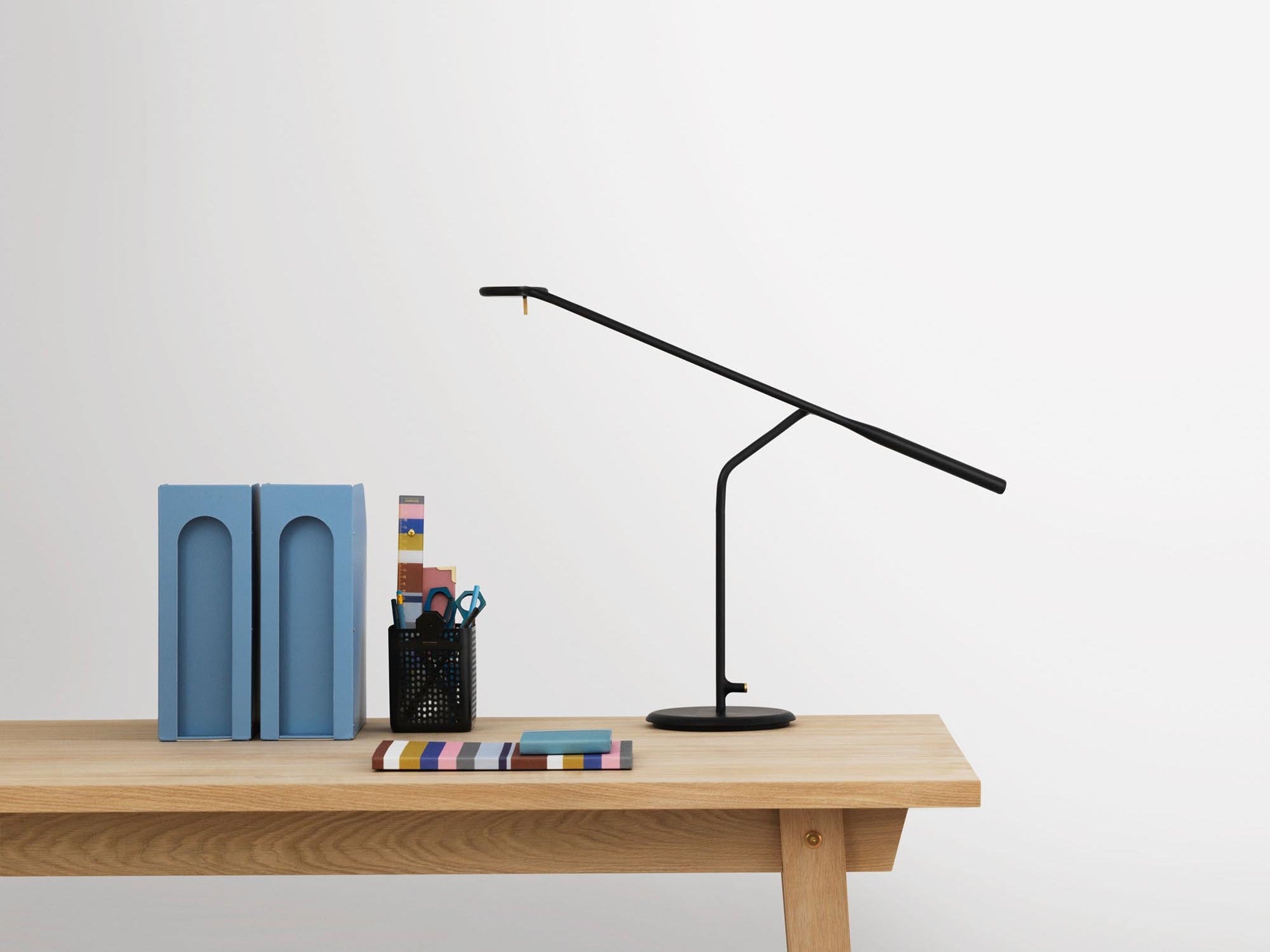 Entdecke die elegante Flow-Kollektion von Ferm Living: handgefertigtes Geschirr mit organischen Formen, ideal für jeden Anlass.