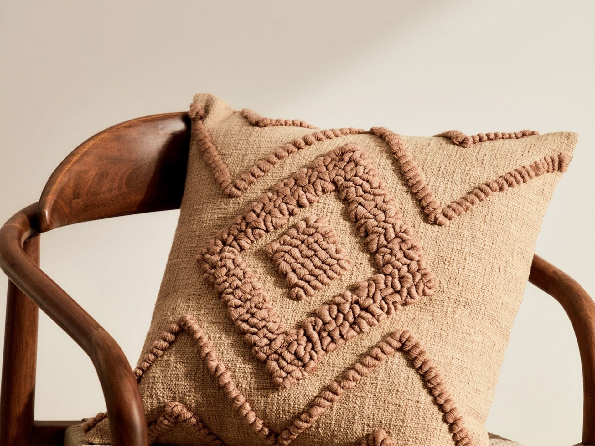 Die Fluff Kollektion von Kave Home vereint weiche Texturen, nachhaltige Materialien und stilvolles Design für ein gemütliches, elegantes Zuhause.