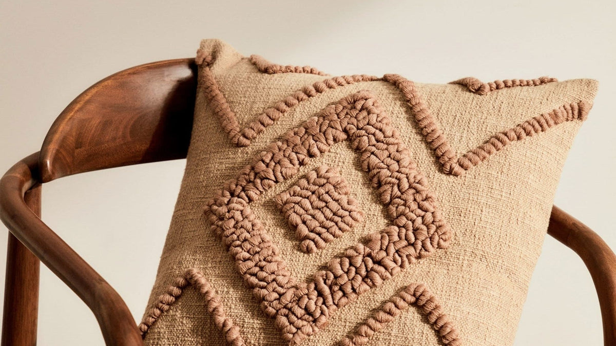 Die Fluff Kollektion von Kave Home vereint weiche Texturen, nachhaltige Materialien und stilvolles Design für ein gemütliches, elegantes Zuhause.