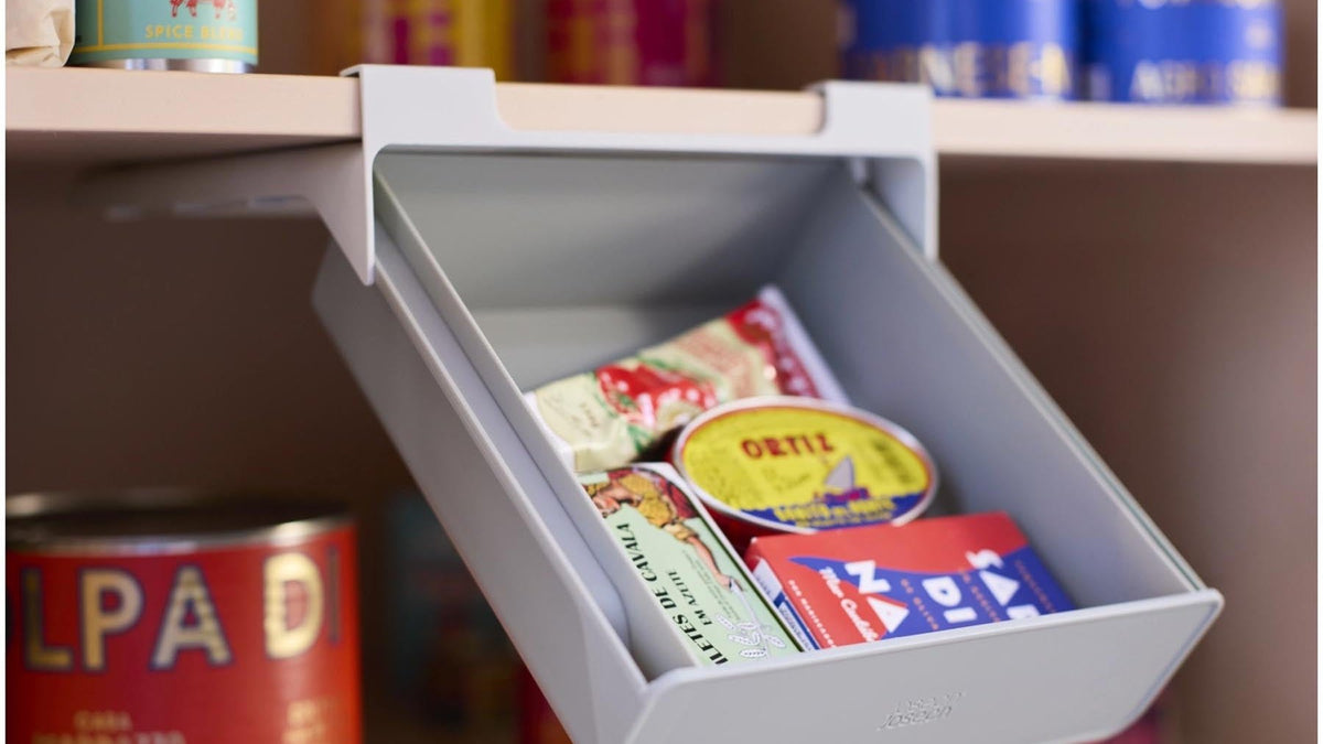 Joseph Joseph CupboardStore Organizer und Unterregal-Schublade aus recyceltem Kunststoff in einem Küchenschrank