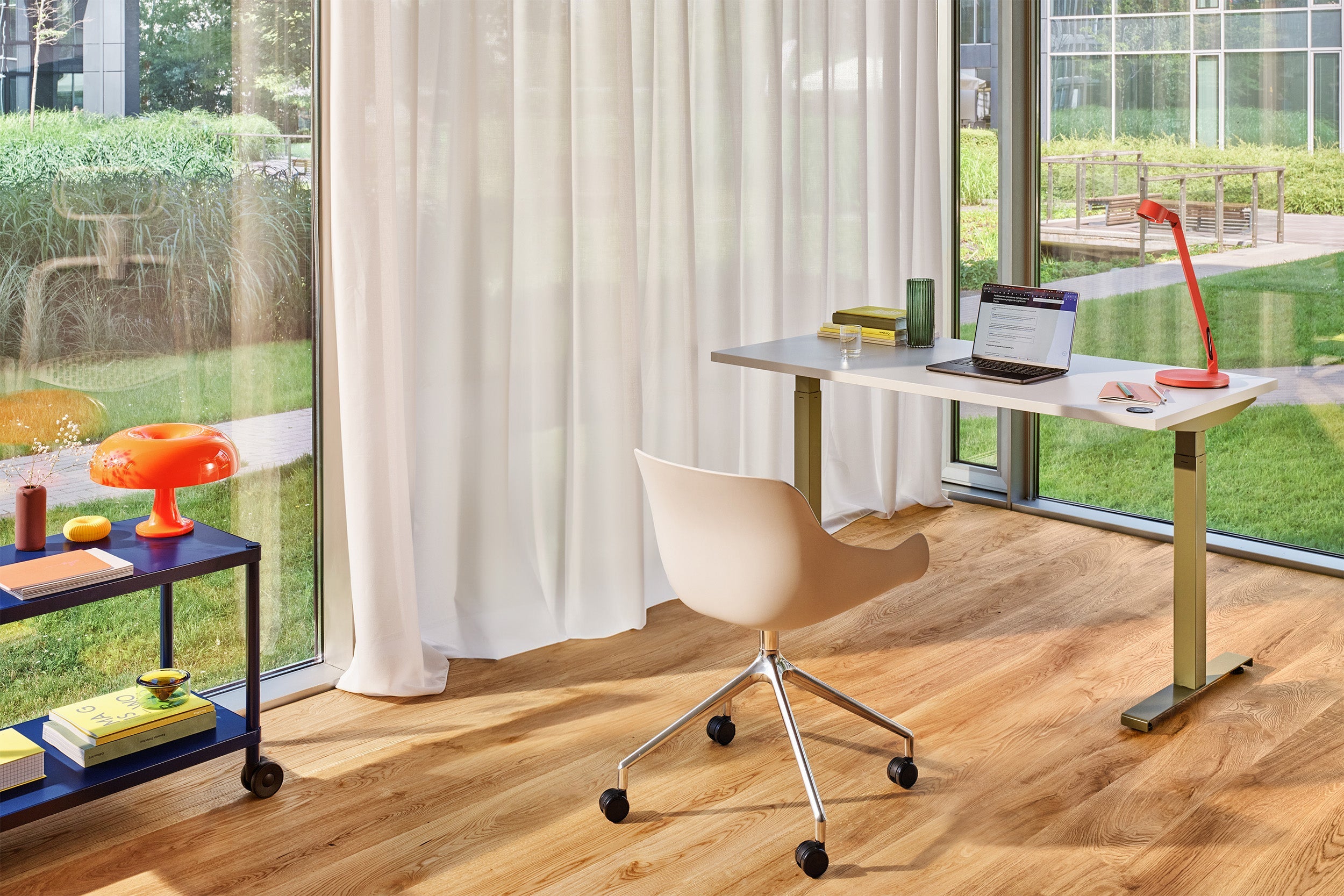 Entdecke stilvolle, funktionale und ergonomische Möbel für dein Home Office. Hochwertige Bürostühle, Schreibtische und Aufbewahrungslösungen bei KAQTU.