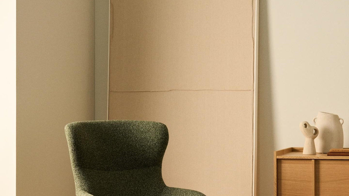 Sessel Adiran von Kave Home in moosgrüner Chenille mit passender Fussablage und Beinen aus massivem Eichenholz