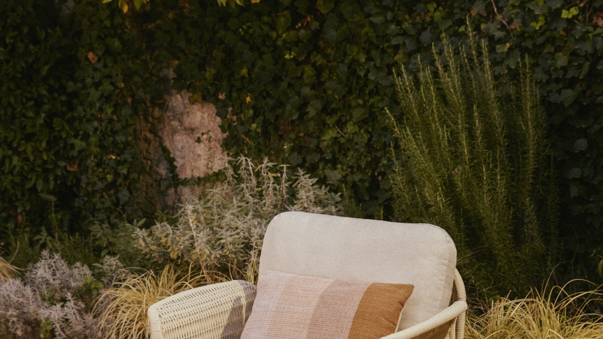Alipa Outdoor-Möbel von Kave Home: Sessel, Sofa und Liege aus Akazienholz mit ecrufarbenem Seilgeflecht