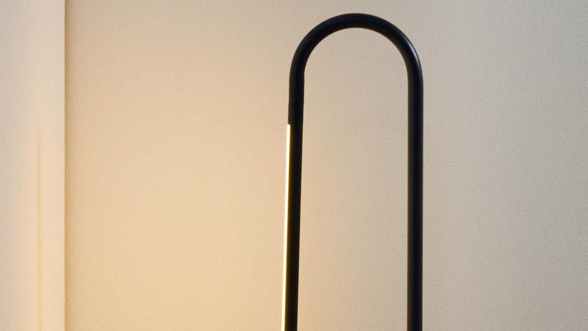 Tragbare Tischlampen Bow von Kave Home aus lackiertem Aluminium in Schwarz, Rot, Grün, Grau und Blau
