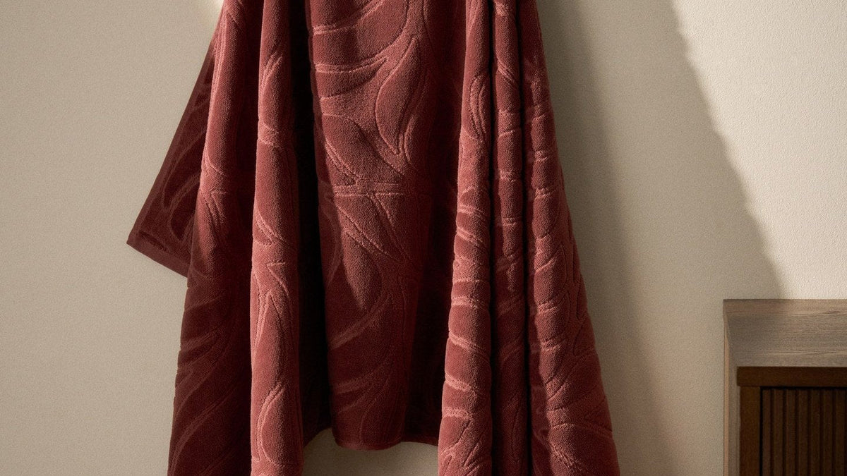 Handtücher der Serie Lurevi von Kave Home aus Jacquard-Baumwolle mit Samtfinish in Weinrot, Beige und Braun