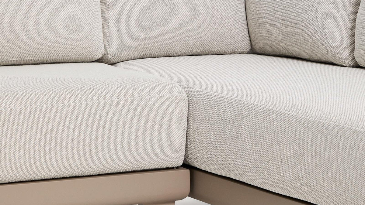 Kave Home Nerano Loungeset mit Ecksofa, Sessel und Couchtisch aus Glas und Aluminium in Braun auf einer Terrasse