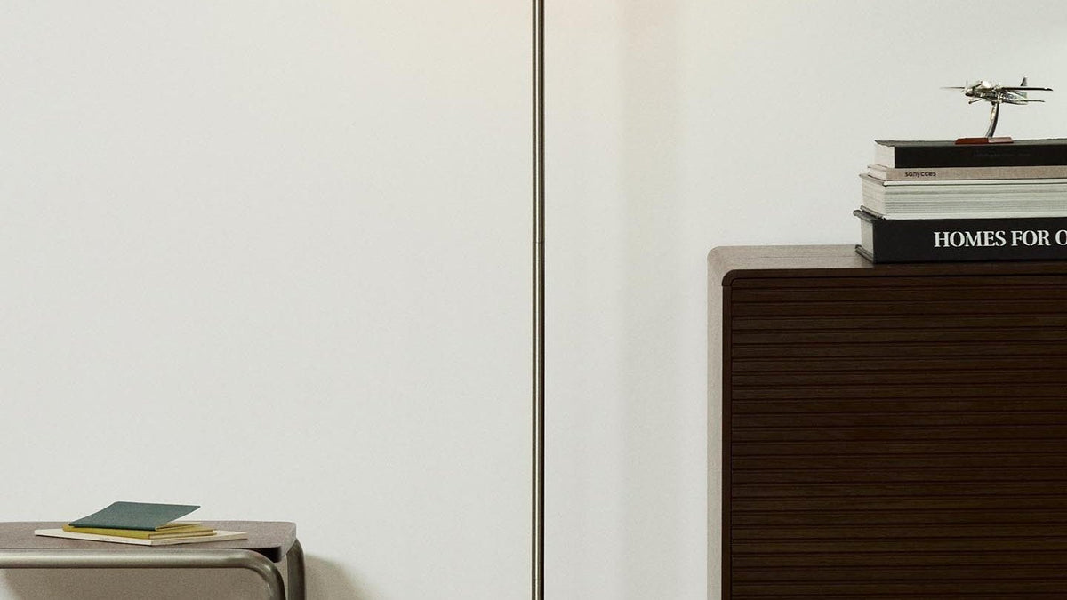 Nuvira Wandleuchte, Tischlampe und Stehlampe von Kave Home aus schwarzem und hellgrauem Metall, teils mit orangem Schirm