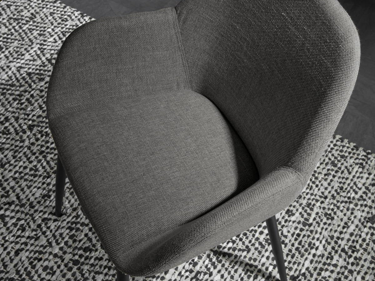 Entdecke die Konna Kollektion von Kave Home: stilvolle, gepolsterte Stühle und Barhocker mit Armlehne in verschiedenen Farben und Materialien.