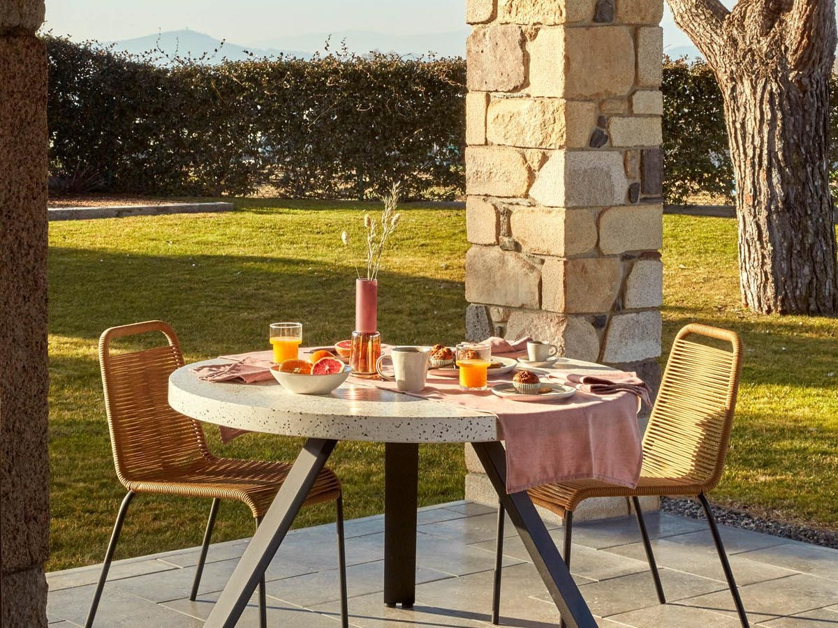 Entdecke die Lambton Kollektion von Kave Home: stapelbare Outdoor-Stühle aus robustem Seil, ideal für Garten und Terrasse. Wetterfest und stilvoll!