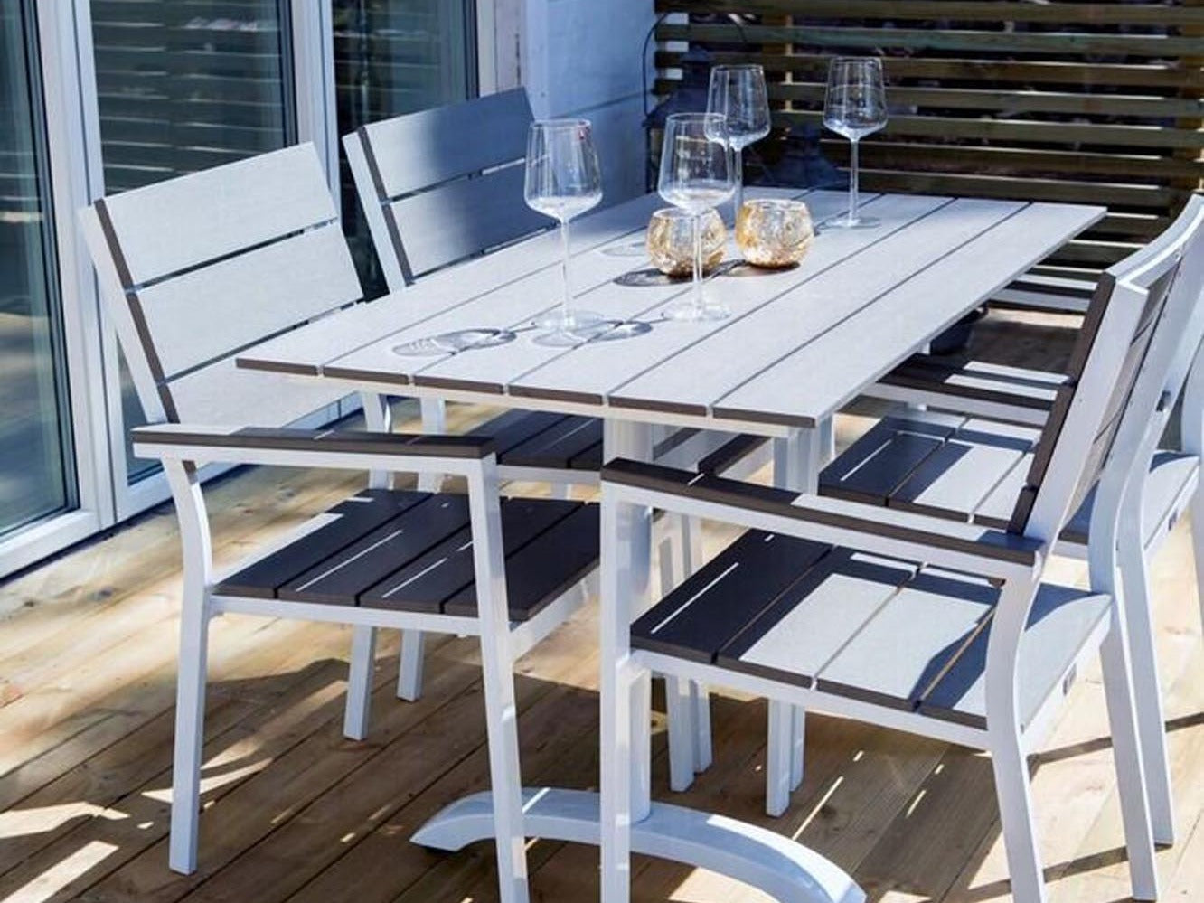 Levels von Venture Home: modulare, wetterfeste Outdoor-Möbelkollektion mit Lounges, Esstische und Liegen – zeitloses Design für Garten und Terrasse.