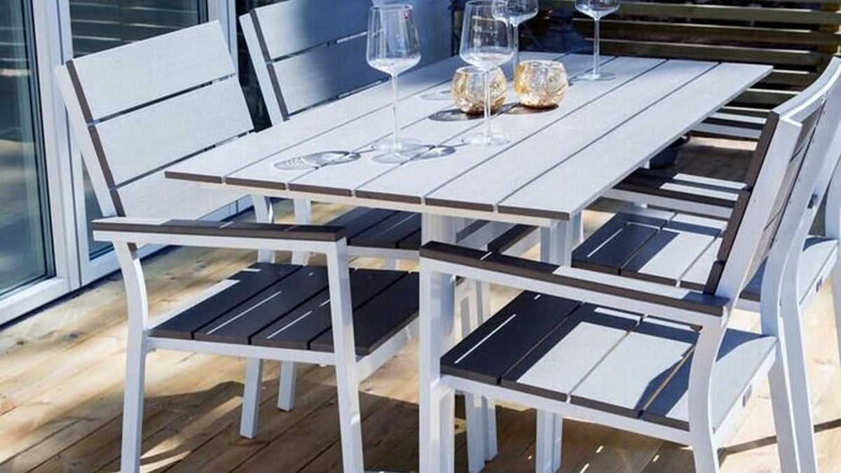 Levels von Venture Home: modulare, wetterfeste Outdoor-Möbelkollektion mit Lounges, Esstische und Liegen – zeitloses Design für Garten und Terrasse.
