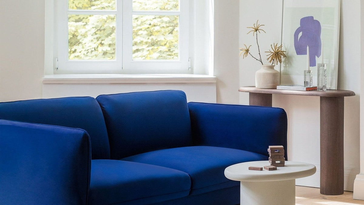Georgia Sofa und Armsessel von Micadoni mit Samtbezug Magic Velvet in Kobalt und schwarzen Beinen