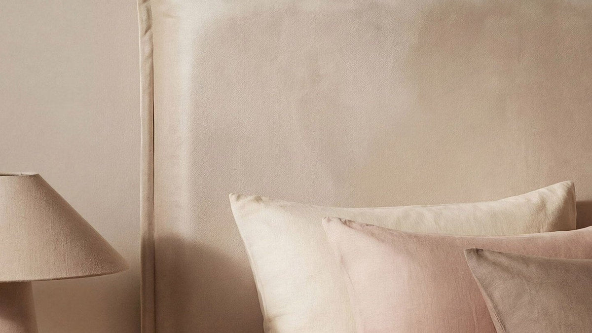 Kopfteil Monica von Micadoni mit Bezug aus Eden-Chenille und plastischer, leinenartiger Oberflächenstruktur