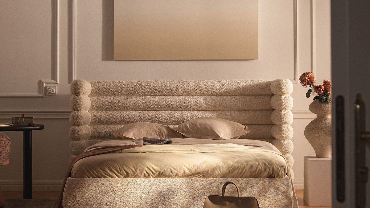 Mount Stauraumbett mit Kopfteil von Micadoni in einem modern eingerichteten Schlafzimmer