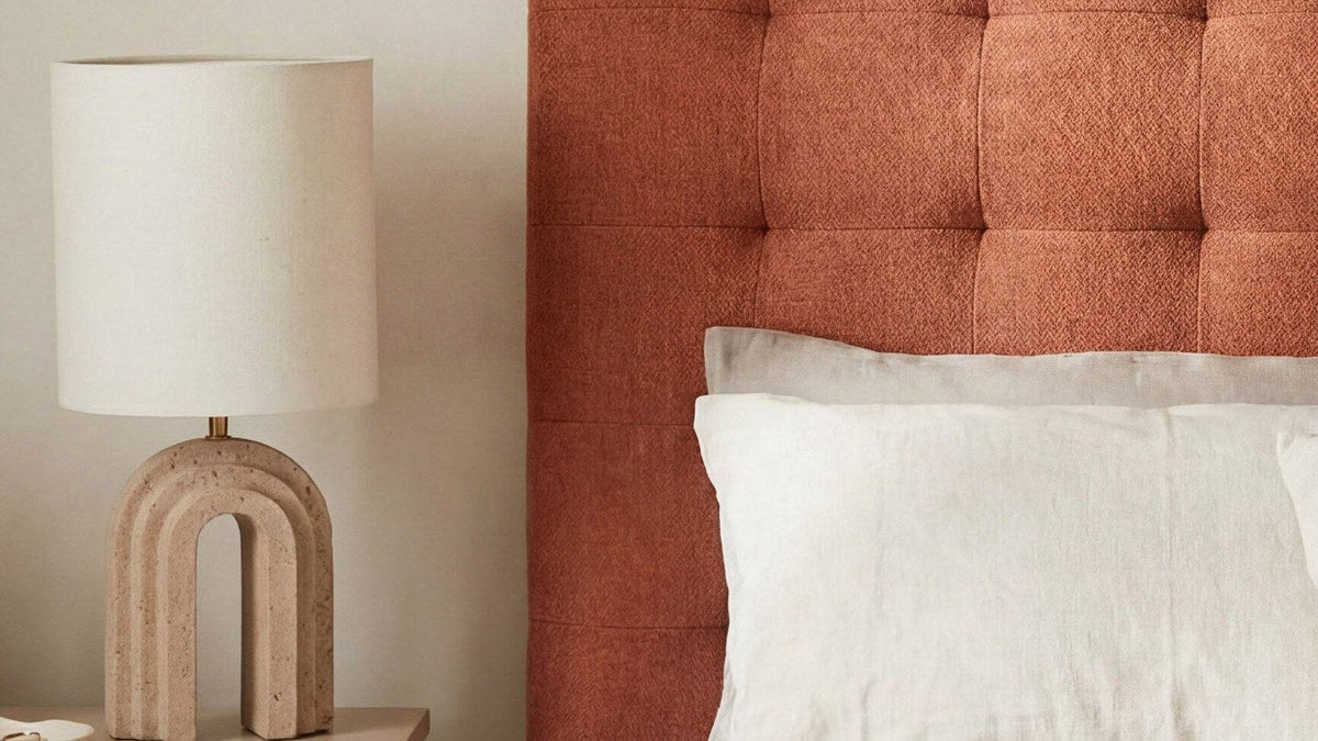 Kopfteil Nova von Micadoni mit weichem, plüschigem Paris-Velvet-Bezug im Schlafzimmer