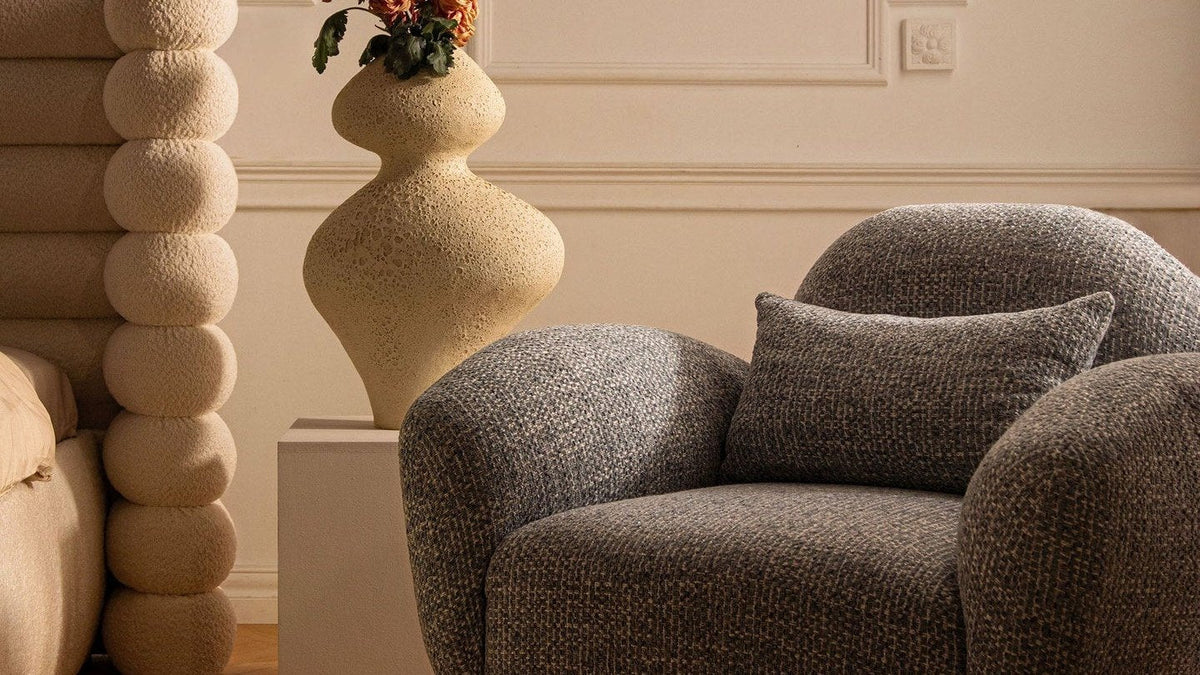 Poppy Sofa von Micadoni im Bank-Stil mit runder Silhouette und schlanken schwarzen Stahlbeinen